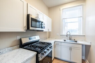 2141 Freeman Ave, Unit A in Cincinnati, OH - Foto de edificio - Building Photo