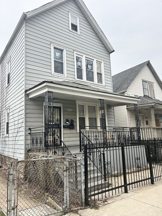 8353 S Brandon Ave in Chicago, IL - Building Photo