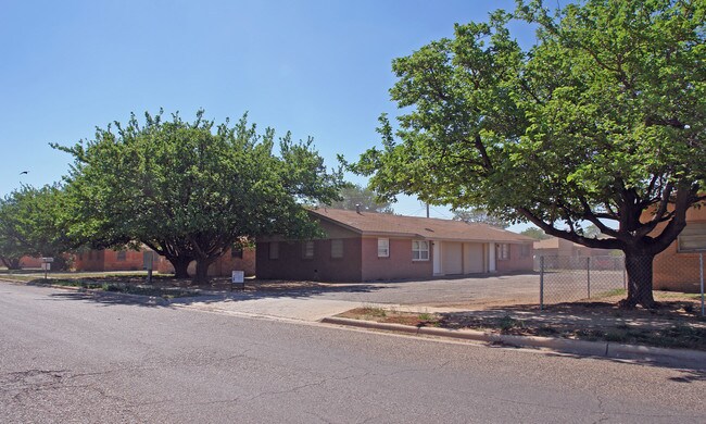 1704-1730 E Dartmouth St in Lubbock, TX - Foto de edificio - Building Photo