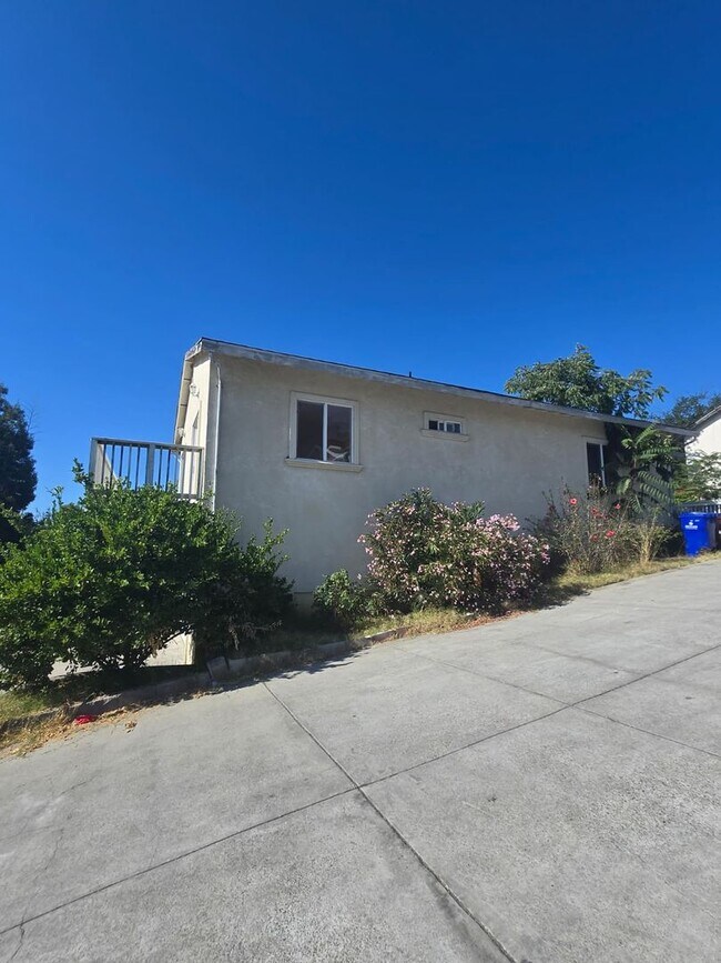 8027 Ney Ave in Oakland, CA - Building Photo - Building Photo