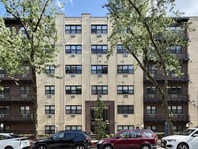 503 W Barry Ave, Unit J03W