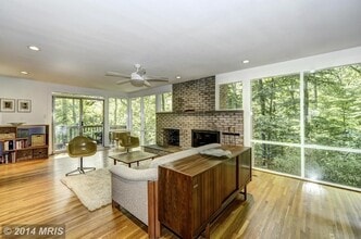 20 Crest Park Ct, Unit B in Silver Spring, MD - Building Photo - Building Photo