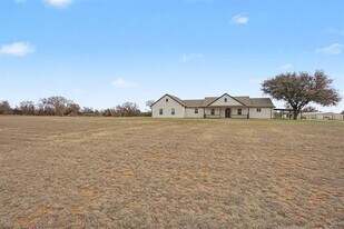 192 Riverside Dr in Decatur, TX - Building Photo