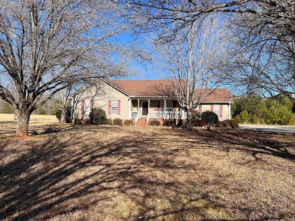 4033 Neely Ferry Rd in Laurens, SC - Building Photo