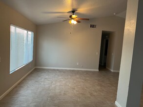 10679 Villa St in Adelanto, CA - Foto de edificio - Building Photo