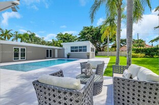 12401 SW 80th Ave in Pinecrest, FL - Building Photo