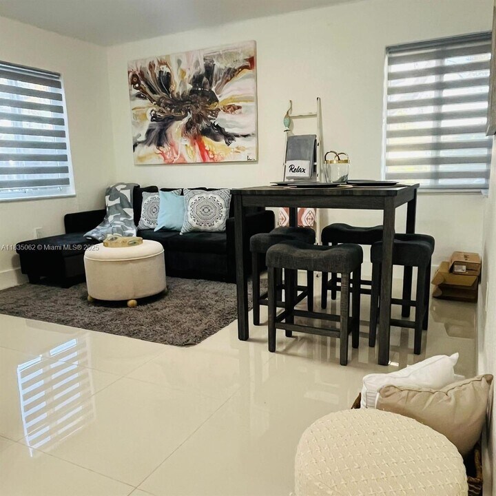 445 NE 171 St in North Miami Beach, FL - Building Photo