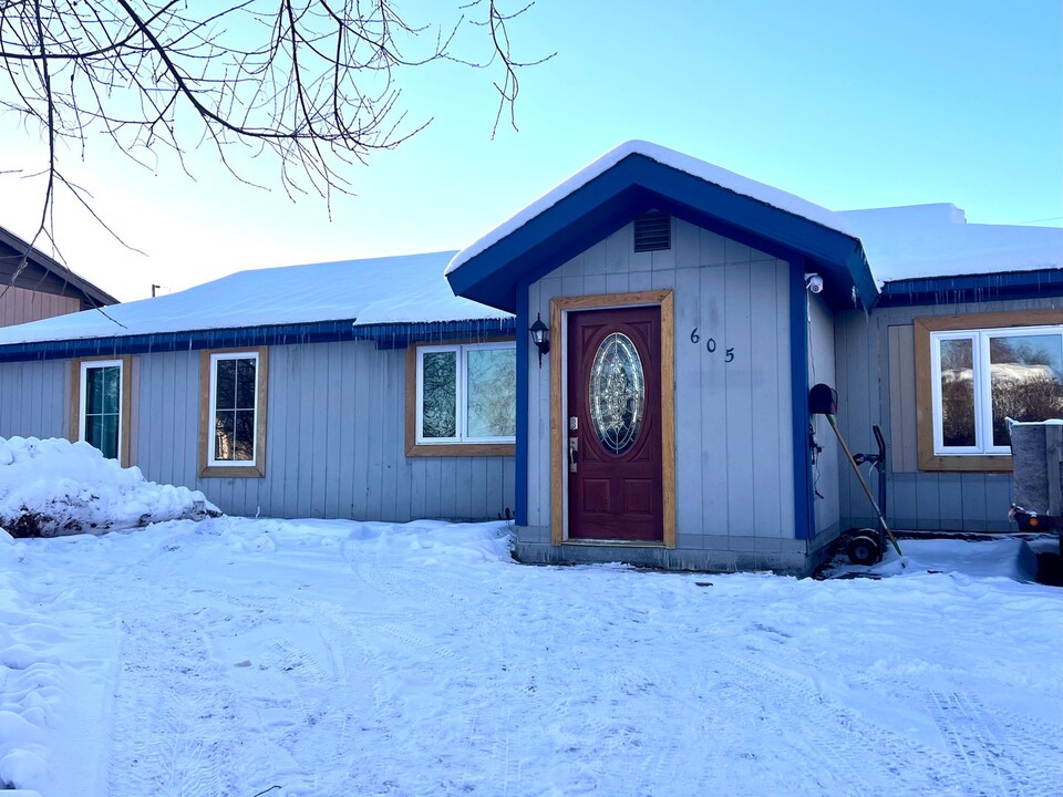 605 Bentley Dr in Fairbanks, AK - Building Photo