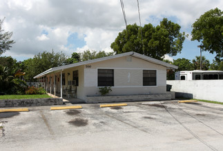 700-704 NE 1st Ct in Hallandale, FL - Building Photo - Building Photo