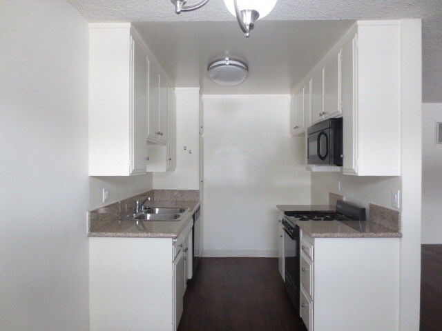 447 W Elk Ave, Unit 447 in Glendale, CA - Building Photo - Building Photo