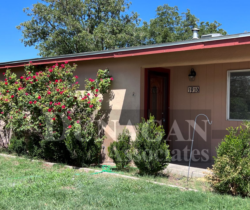 1916 Manzana Rd in Carlsbad, NM - Building Photo