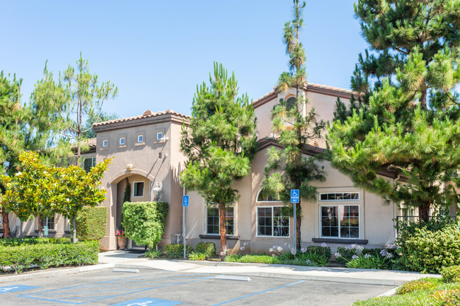 Parkwood Apartments in Yorba Linda, CA - Foto de edificio - Building Photo