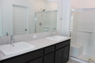 9705 Amberdale Wy in Shafter, CA - Building Photo - Building Photo