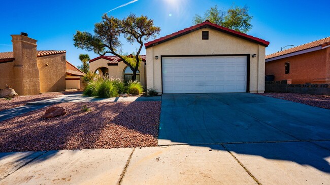 6357 Formula Way in Las Vegas, NV - Foto de edificio - Building Photo