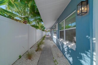 13248 4th St E in Madeira Beach, FL - Foto de edificio - Building Photo