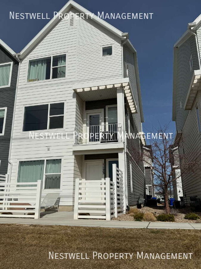 property at 1123 E Hatch Row