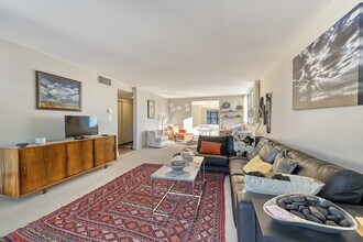 111 SW Harrison St in Portland, OR - Foto de edificio - Building Photo