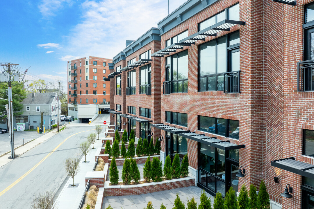 Village Lofts in Mamaroneck, NY - Foto de edificio