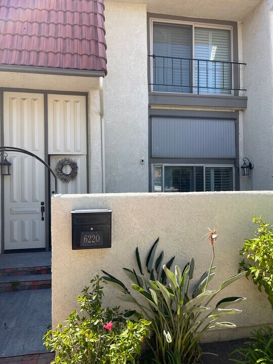 6220 Shoup Ave in Woodland Hills, CA - Building Photo
