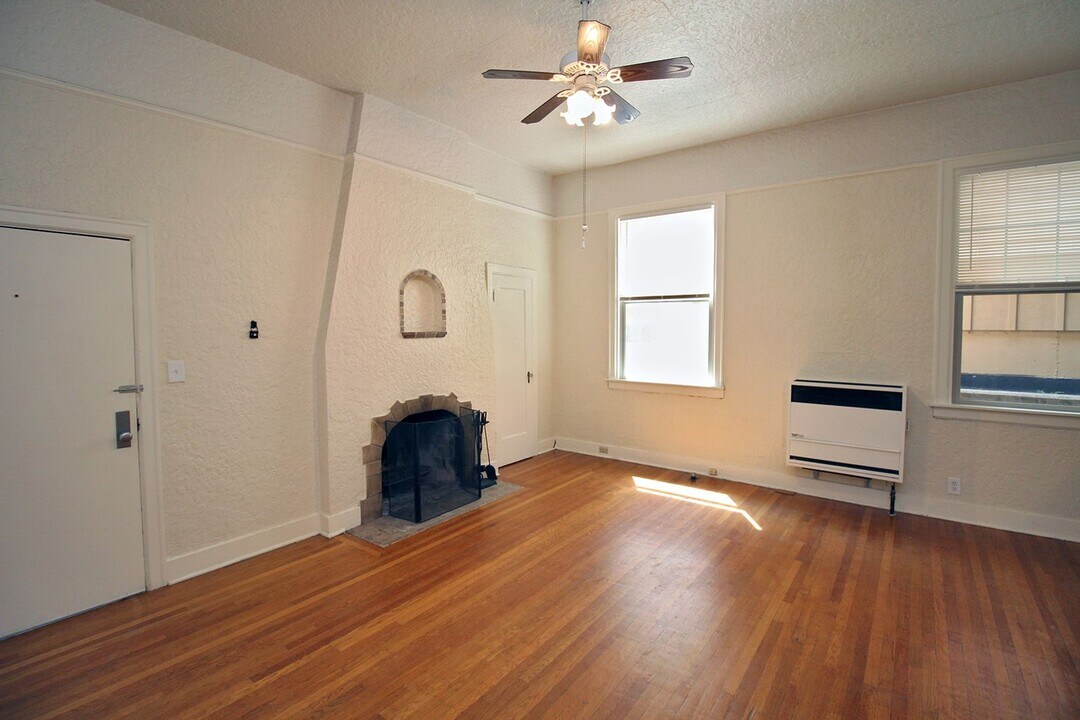 2354-2362-2362 SW Cactus Dr in Portland, OR - Building Photo