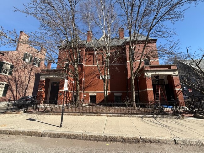 37 Kirk St, Unit 37-2 in Lowell, MA - Foto de edificio - Building Photo