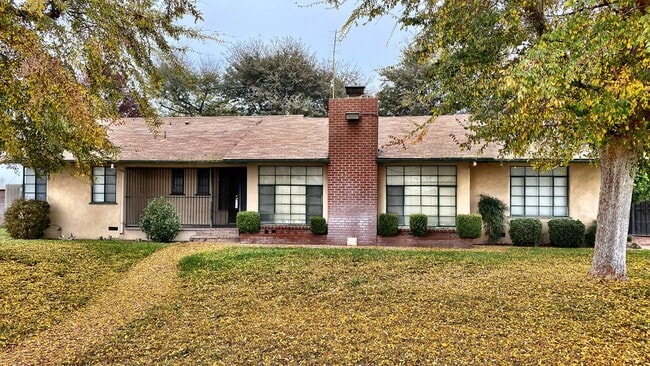 1260 W Poplar Ave in Porterville, CA - Foto de edificio - Building Photo