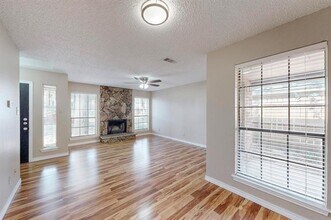 1900 N Irving Heights Dr in Irving, TX - Building Photo - Building Photo