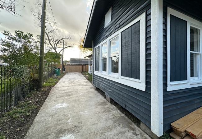 4209 Walker St in Houston, TX - Building Photo - Building Photo
