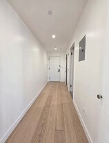 30-05 Vernon Blvd in Queens, NY - Building Photo