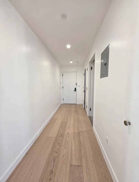 30-05 Vernon Blvd in Queens, NY - Building Photo