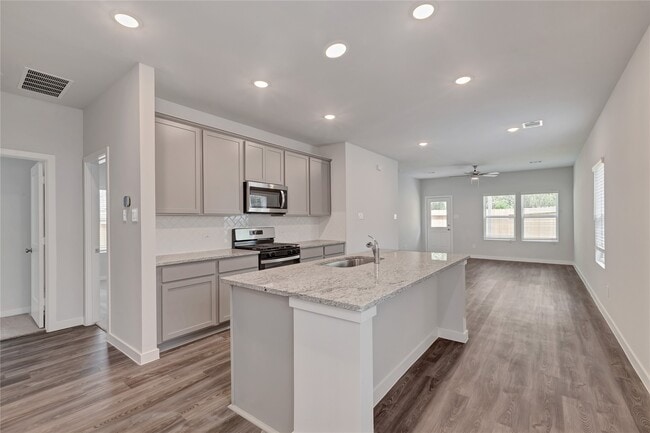 211 Intrepid Trl in Magnolia, TX - Foto de edificio - Building Photo