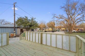 303 N Cougar Ave in Cedar Park, TX - Foto de edificio - Building Photo