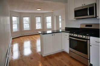 254 Ash St, Unit 4 in Waltham, MA - Foto de edificio - Building Photo