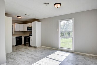 131 Lakewood Dr in Clute, TX - Building Photo - Building Photo