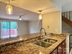 1317 Maple Shade Ln in Charlotte, NC - Foto de edificio - Building Photo