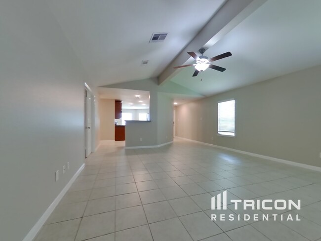 212 Comanche Plains Rd in La Marque, TX - Building Photo - Building Photo
