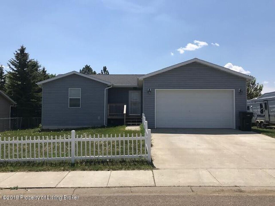 765 28th St W in Dickinson, ND - Building Photo