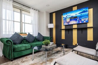 300 W Peachtree St NW in Atlanta, GA - Foto de edificio - Building Photo