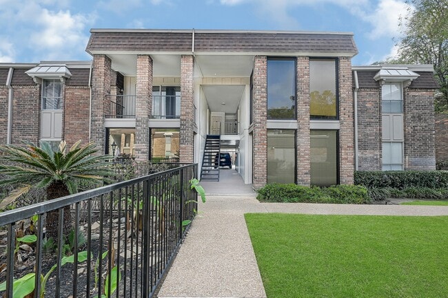 property at 7555 Katy Fwy