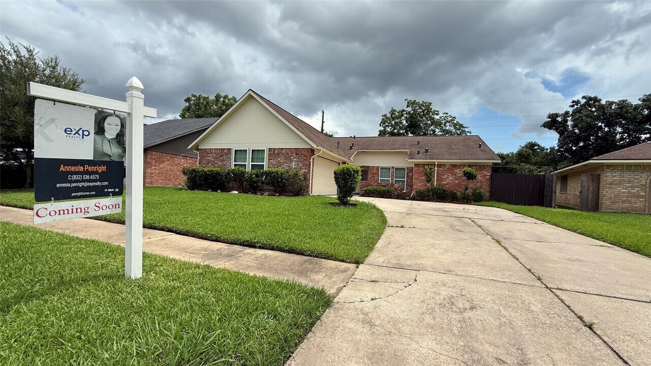 8110 Streamside Dr in Houston, TX - Foto de edificio