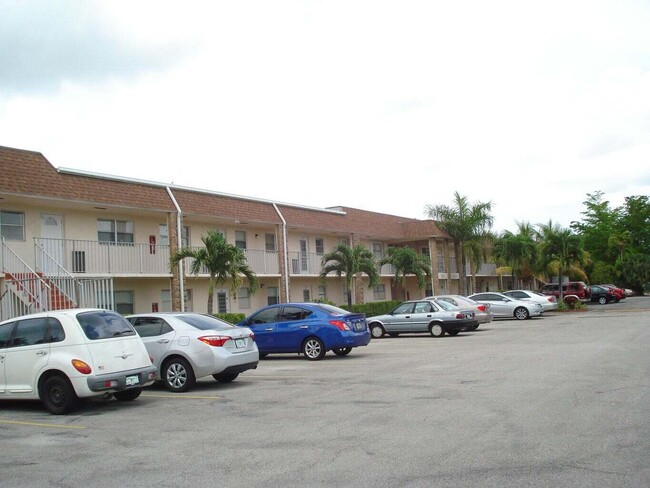 9851 Sandalfoot Blvd in Boca Raton, FL - Foto de edificio - Building Photo