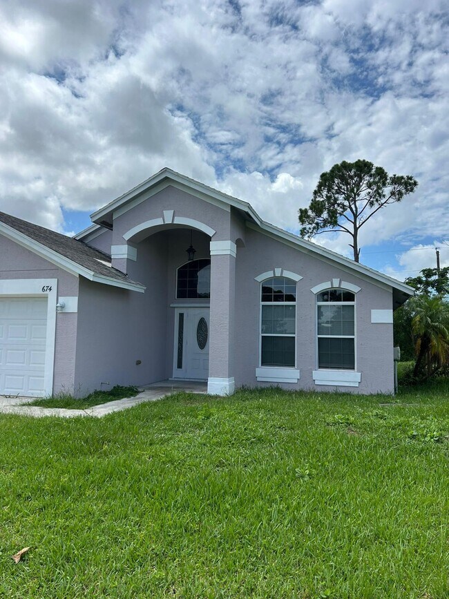 674 SE Thornhill Dr in Port St. Lucie, FL - Building Photo - Building Photo