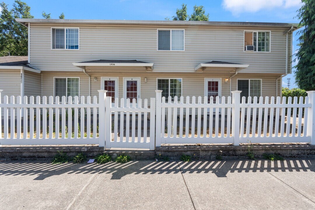 1936 SE 162nd Ave in Portland, OR - Building Photo