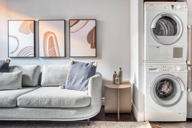 229 First Avenue, Unit 2B in New York, NY - Foto de edificio - Building Photo