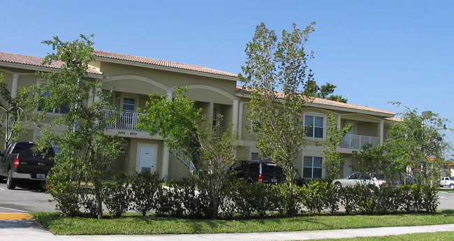 9202 NW 38th Dr in Coral Springs, FL - Foto de edificio - Building Photo