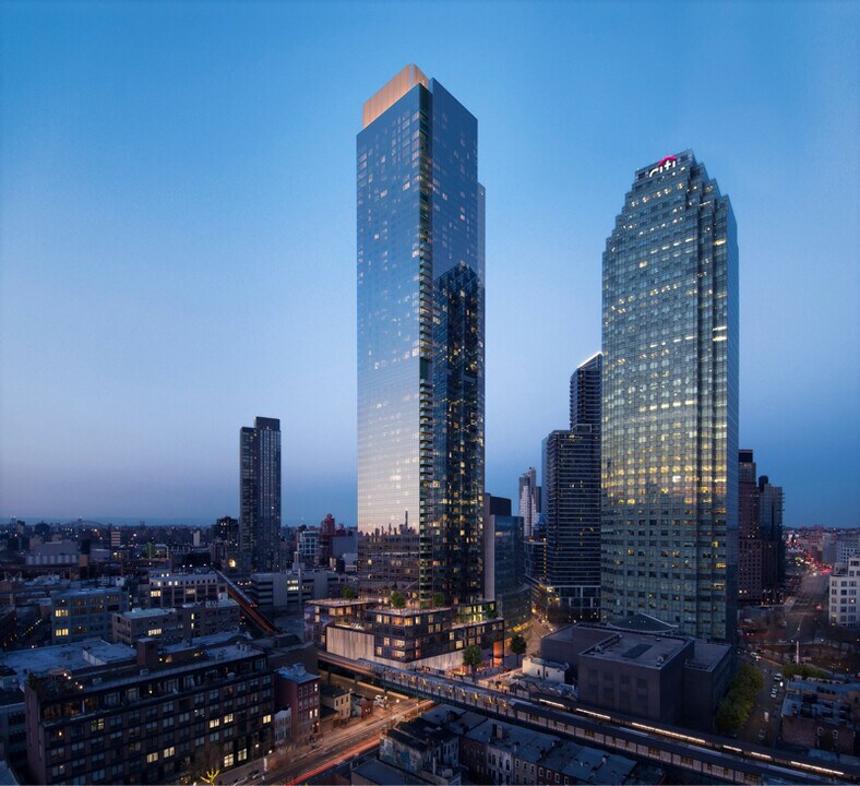 3 Ct Square W in Queens, NY - Building Photo
