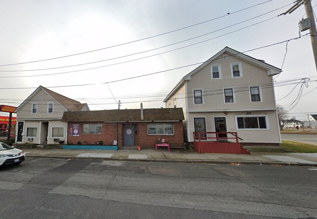 307-309 Taunton Ave in East Providence, RI - Building Photo