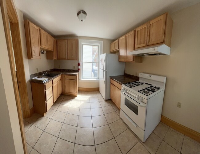 31 Loomis St, Unit 2 in Burlington, VT - Foto de edificio - Building Photo