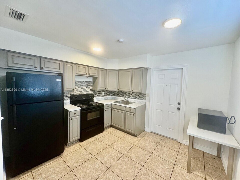 2633 NW 9th Ave in Wilton Manors, FL - Building Photo