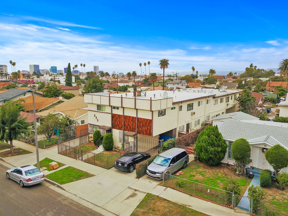 233 N Park View St in Los Angeles, CA - Building Photo